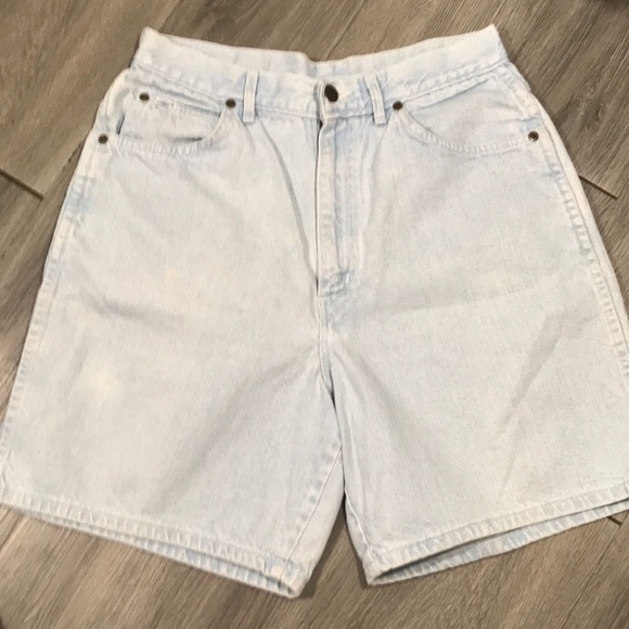Chic Vintage Light Wash “Mom Jeans” Denim Shorts - Picture 1 of 7